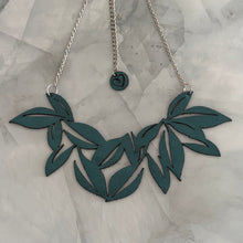 Menta Leaf Collar